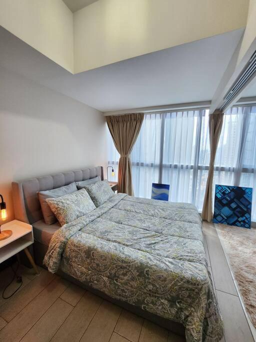 Cosy Executive 1 Bedroom Uptown Parksuites Ultra Fast Internet Манила Экстерьер фото